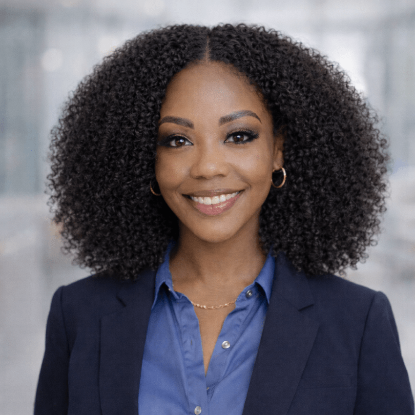 Femme portant la perruque au travail
