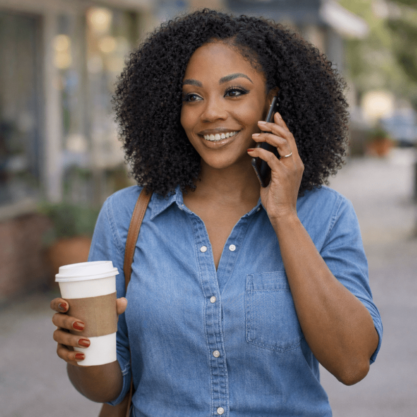 Jeune femme au style décontracté portant la perruque afro en se promenant