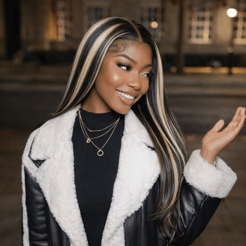 Femme en milieu urbain portant la perruque noire longue lisse aux mèches blondes